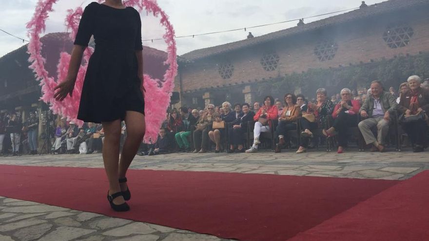 Desfile contra el cáncer en Cangas de Onís