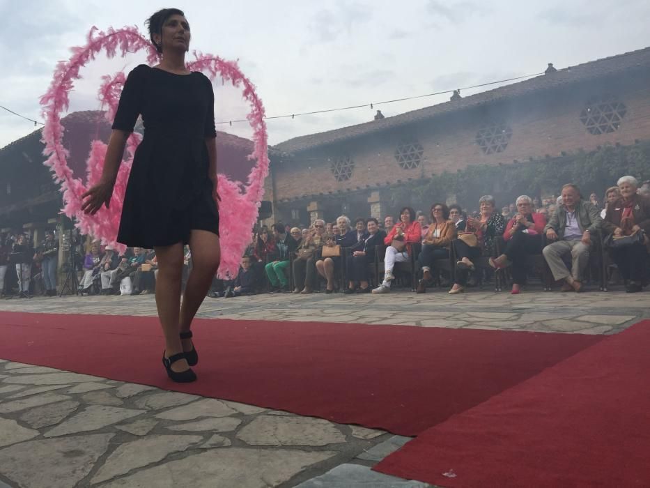 Desfile contra el cáncer en Cangas de Onís