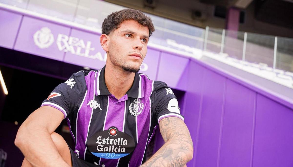 Álvaro Pérez 'Trilli', con la camiseta del Real Valladolid.