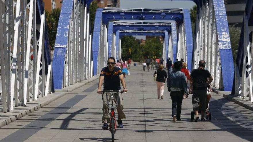 Un carril bici cruzará el puente de Hierro y llegará hasta avenida Cataluña