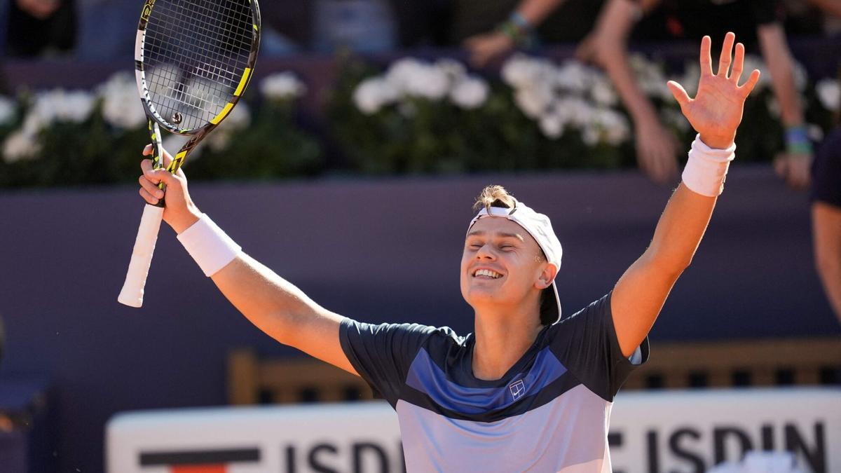Holger Rune celebra su victoria ante Carlos Alcaraz en el Barcelona Open Banc Sabadell.