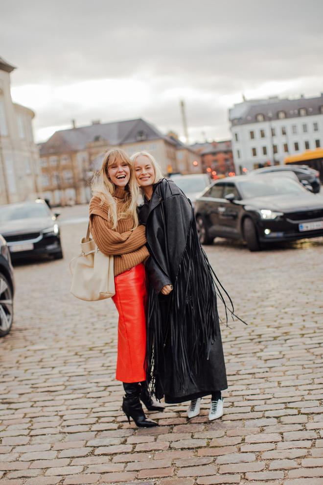 Look con falda roja visto en el 'street style' de la Semana de la Moda de Copenhague
