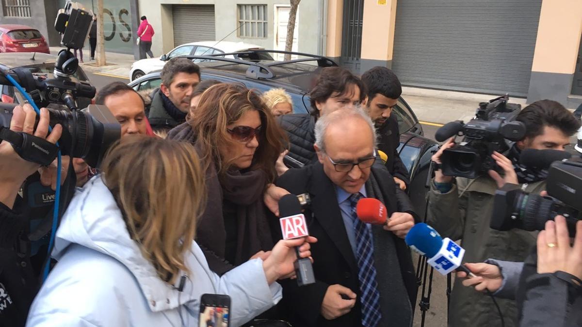 La madre de Nadia, Margarida Garau, este viernes llegando a los juzgados de la Seu d'Urgell en compañía de su abogado.