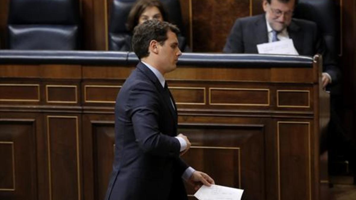 Albert Rivera, en primer plano, en una sesión del Congreso. Detrás, Mariano Rajoy y Soraya Sáenz de Santamaría.