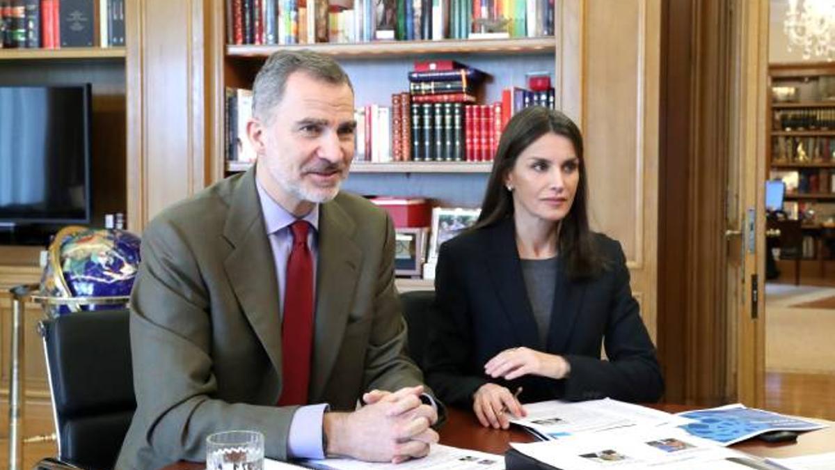 La reina Letizia y el rey Felipe hablan por videoconferencia con representantes del sector hotelero