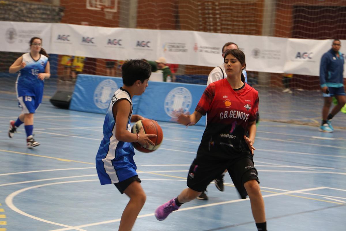El equipo del CB Genovés Aspromivise en un partido de baloncesto.