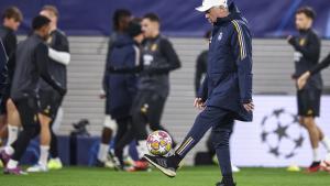Carlo Ancelotti, técnico del Real Madrid, juguetea con un blaón durante el entrenamiento del equipo blanco en  el Red Bull Arena de Leipzig.
