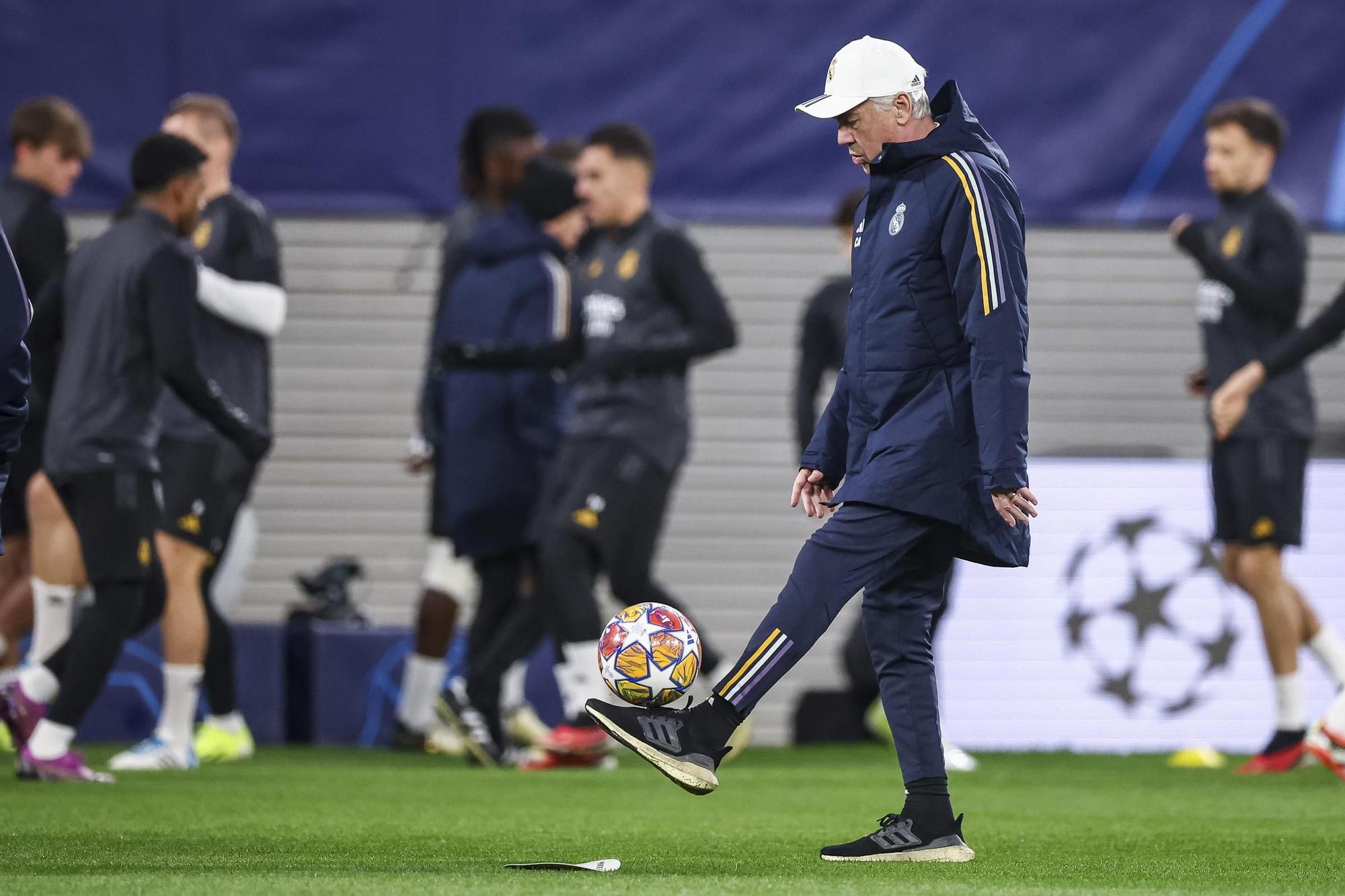 Carlo Ancelotti, técnico del Real Madrid, juguetea con un blaón durante el entrenamiento del equipo blanco en  el Red Bull Arena de Leipzig.