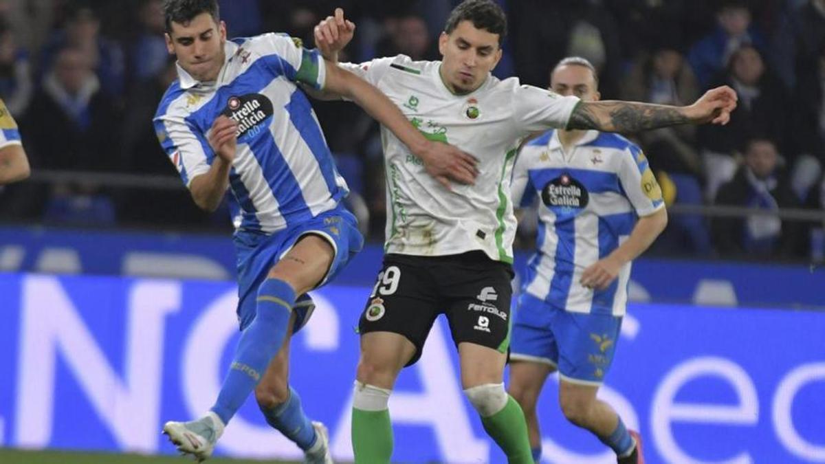 Villares disputa una pelota con Gustavo Puerta.