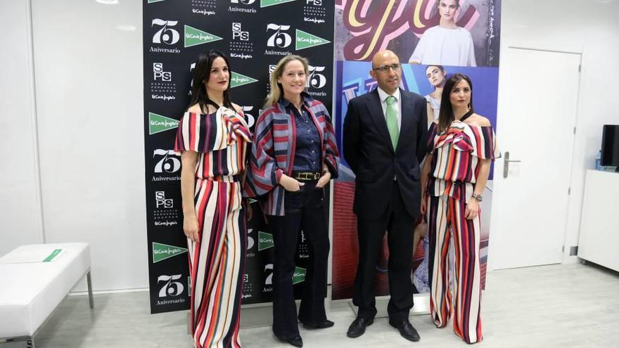 Fiona Ferrer (2i), ayer en El Corte Inglés de Avingudes.