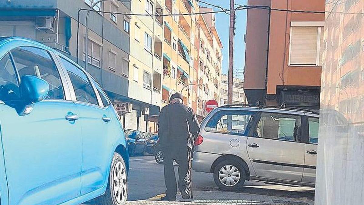 Coches obstaculizando el paso en Santa Catalina.