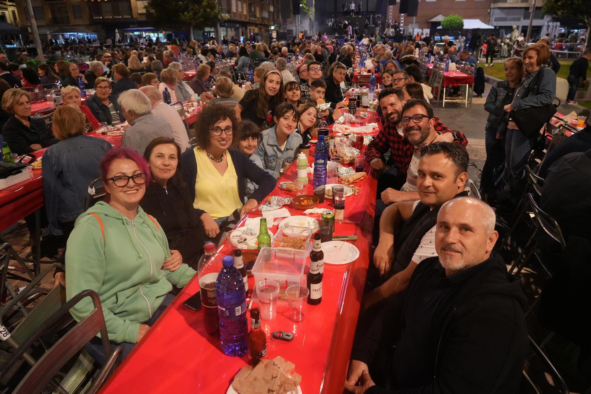 Búscate en la galería de fotos del 'sopar de pa i porta' de las fiestas de Almassora