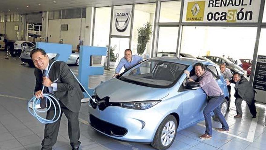 Steiniger Weg: Renault-Bereichsleiter Juan Marti (li.) und sein Team auf einem Archivbild.