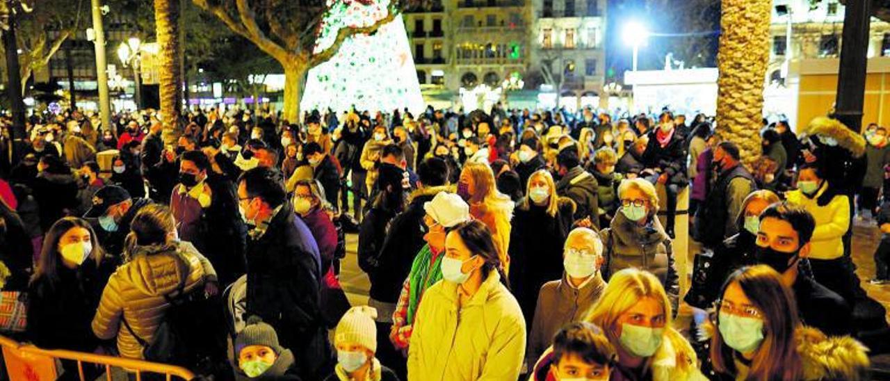 Aglomeración de ciudadanos en la plaza del Ayuntamiento de València por la cabalgata de Reyes Magos, el pasado día 5. | LEVANTE-EMV