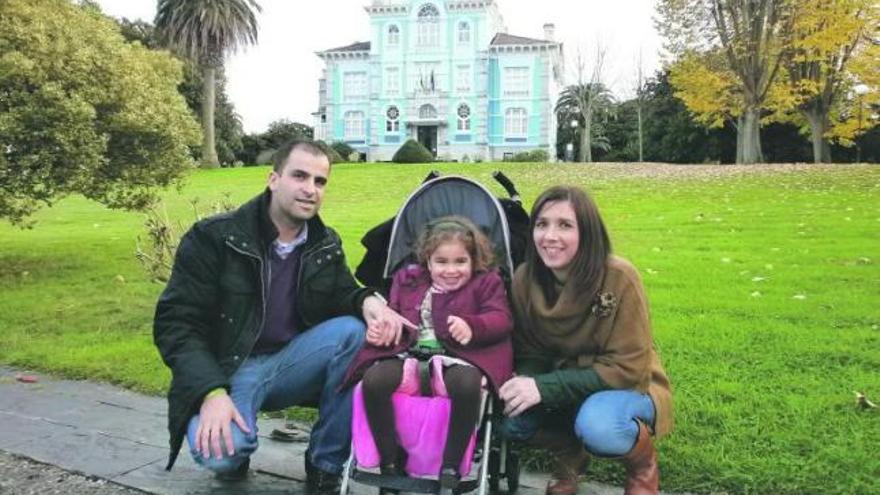 Julia Fernández y sus padres, en la Quinta Guadalupe, la finca del Archivo de Indianos, en Colombres. | emilio g. cea