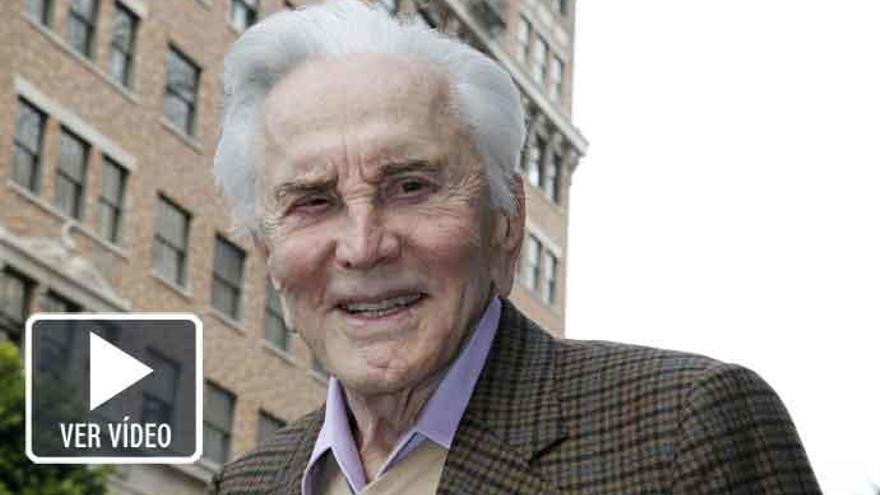 Kirk Douglas se une al club de los centenarios de Hollywood