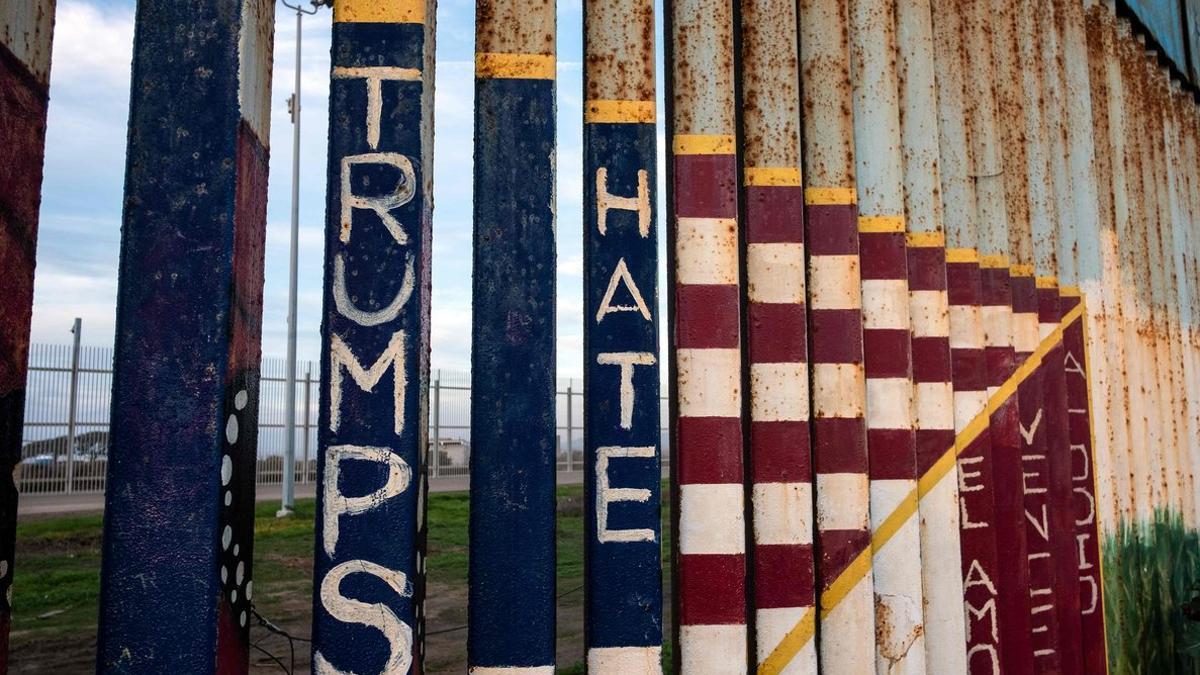 Un trozo de muro que separa México de EEUU visto desde Tijuana.