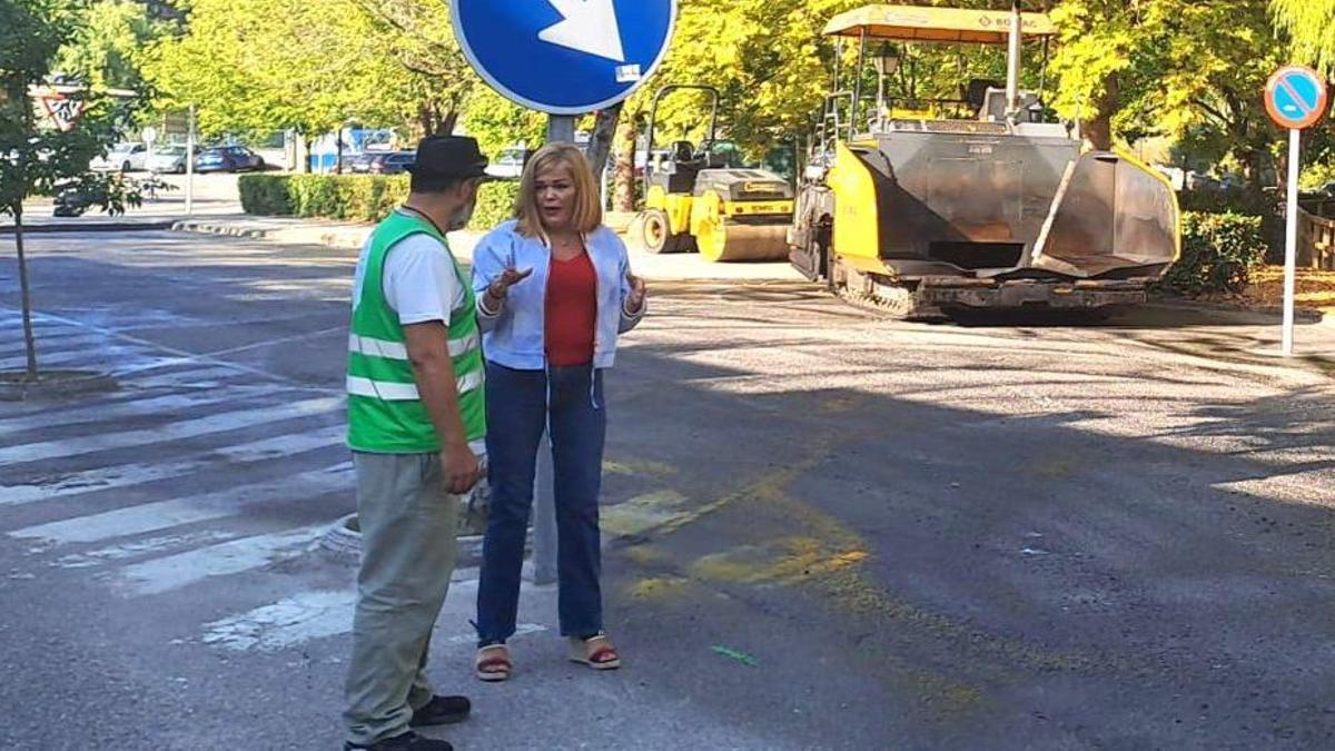 La alcaldesa Digna Rivas y el edil Roberto Vilar supervisan los trabajos.