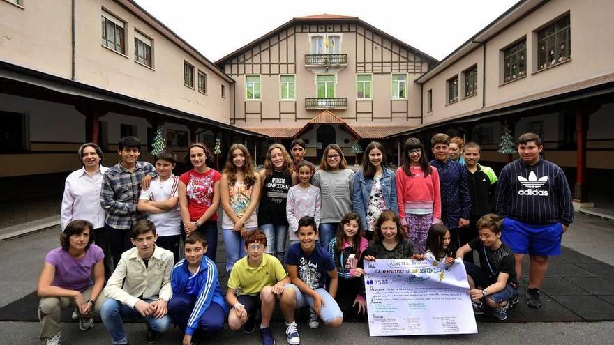 Los alumnos participantes en el proyecto, junto a sus profesores.