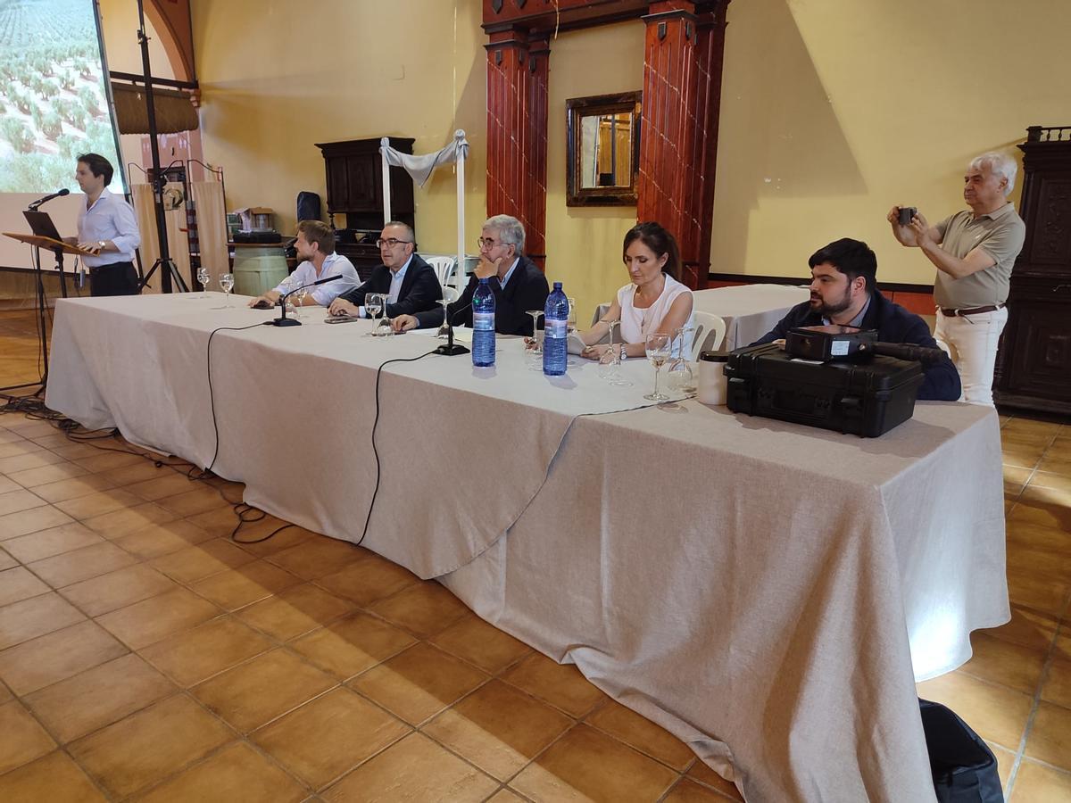 De izquierda a derecha, Diego Aranda, director General de Greenar; Benedikt Dollinger, director general de Vorn Bioenergy; Miguel Espinosa del area económica de El Tejar; Francisco Serrano, presidente de Oleícola el Tejar; Pilar Dorado, investigadora de la Universidad de Córdoba, y Miguel Carmona, miembro del grupo de Investigación.