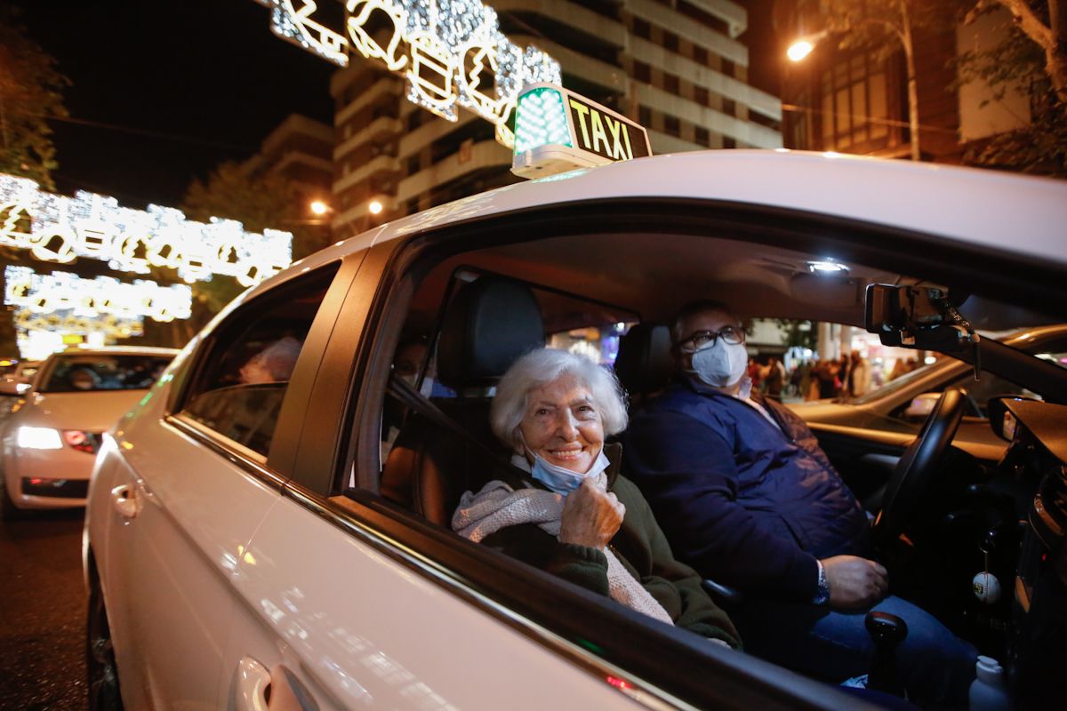 Los taxistas de Córdoba pasean a los mayores por el centro de Córdoba para que disfruten de la iluminación de Navidad