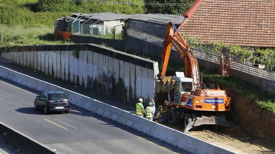 Las grúas continuaban ayer en el arcén de la A-55 avanzando en los trabajos de reforma. // Ricardo Grobas