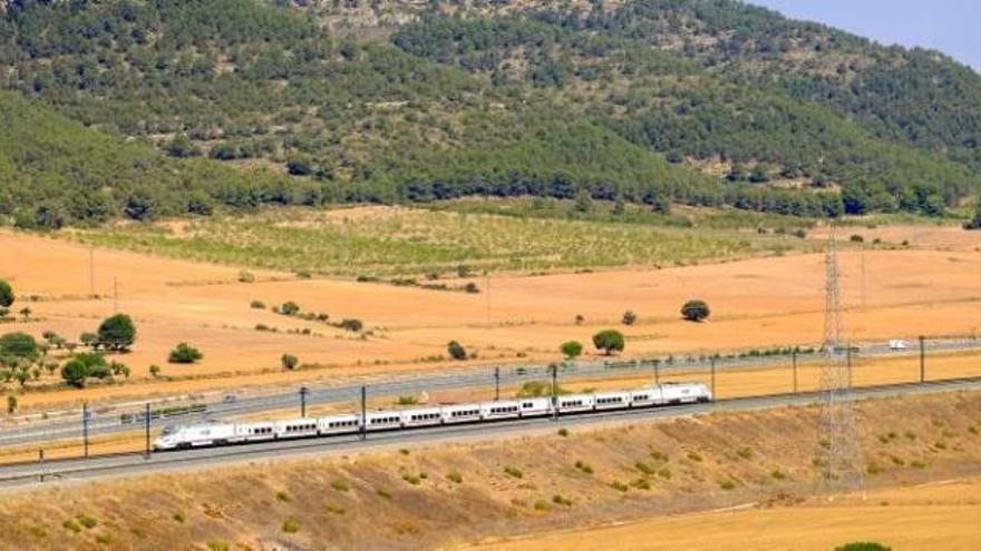 Imagen de archivo de un AVE circulando por el nuevo tramo de alta velocidad con Madrid en La Encina (Villena).