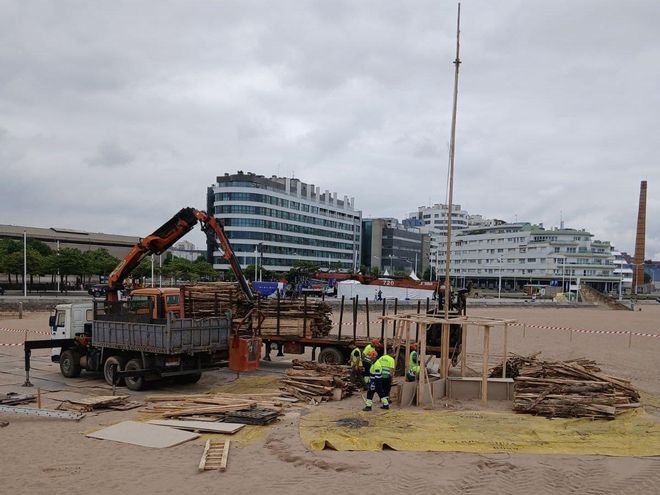 Gijón se prepara para la Hoguera de San Juan (en imágenes)