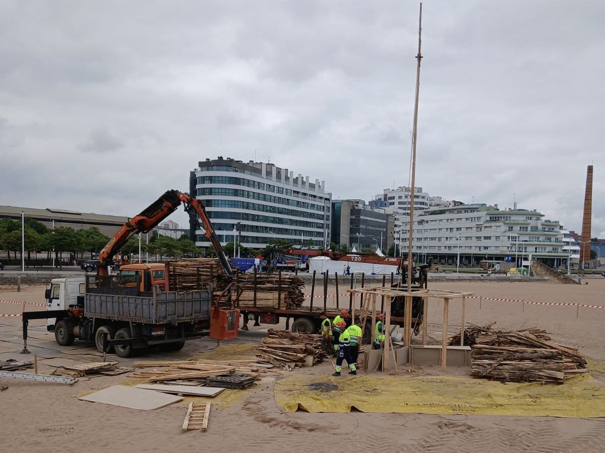 Gijón se prepara para la Hoguera de San Juan (en imágenes)