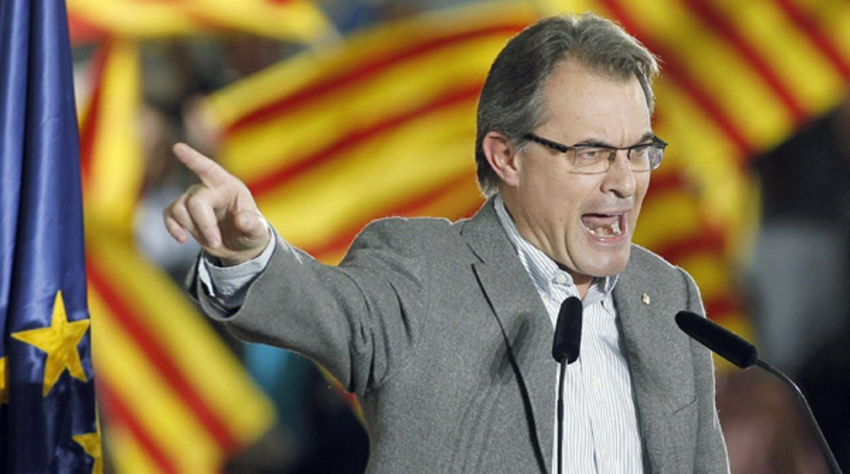 Artur Mas se querella contra el diario El Mundo por su información sobre cuentas en Suiza.