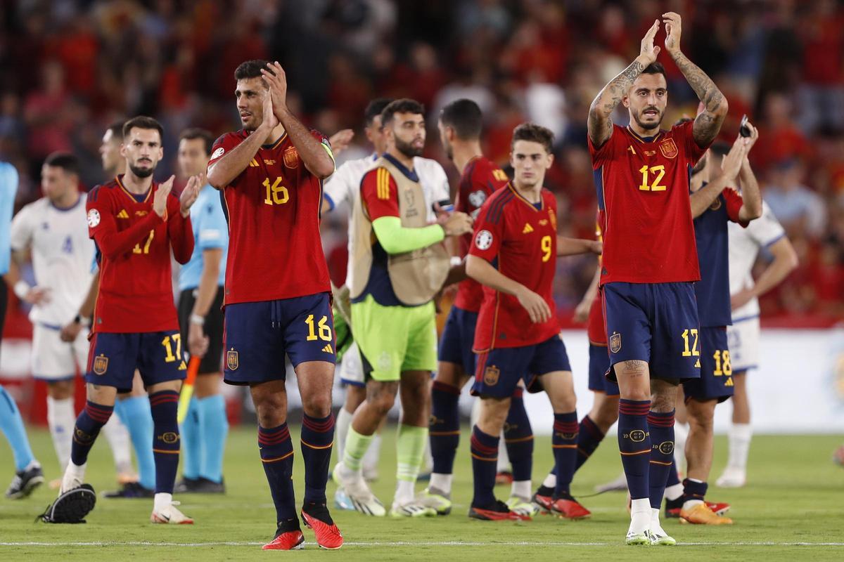 Rodri y Joselu, jugadores de la selección española, saludan al público de Granada.