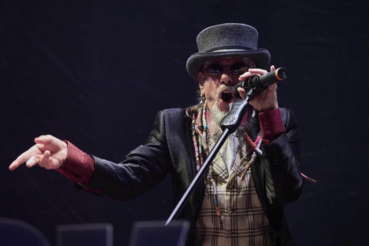 Un concert d’El Drogas, cantanti baixista de Barricada durant trenta anys, en una imatge d’arxiu.