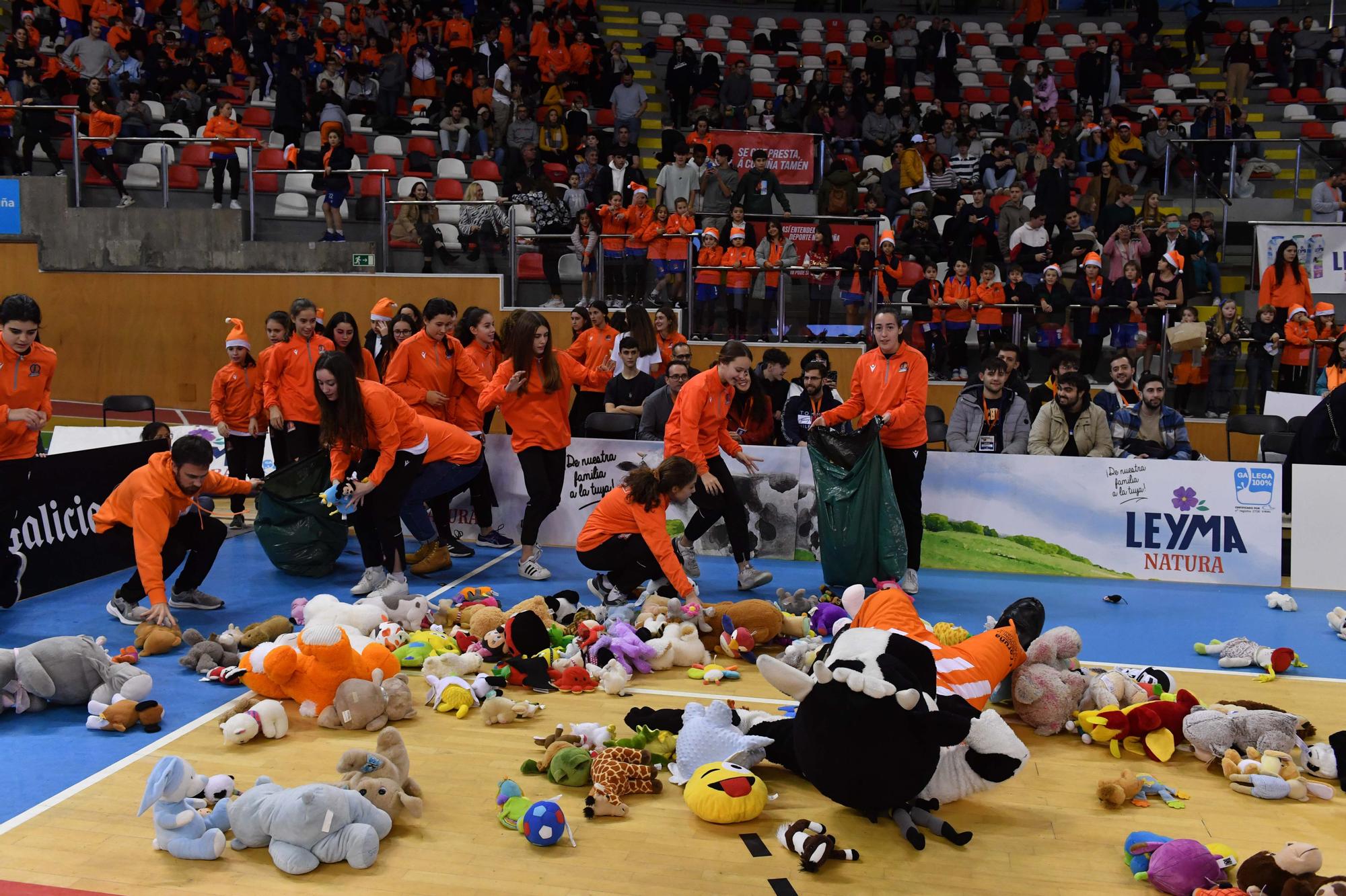 Lluvia de peluches en el partido del Leyma Coruña