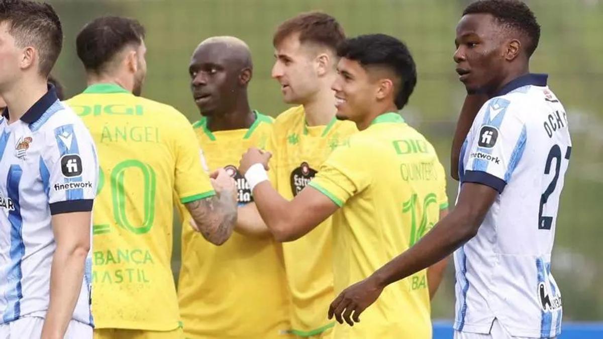 Luis Quintero celebra junto a Iván Barbero, José Ángel e Iano