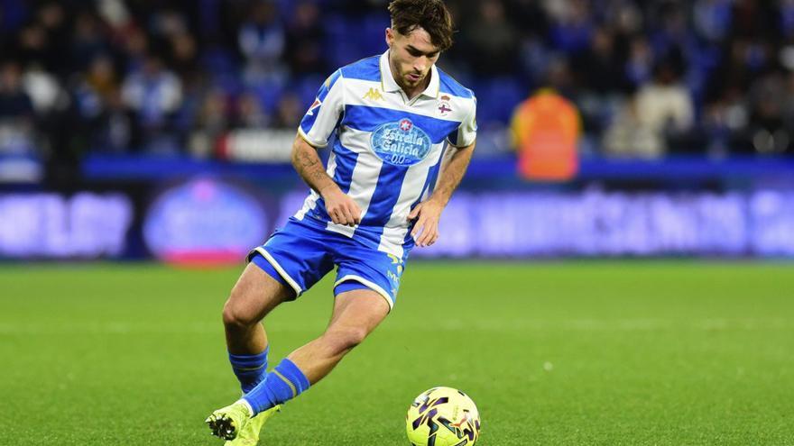Adriá Altimira controla una pelota en el partido del Deportivo ante el Cádiz. |  Casteleiro