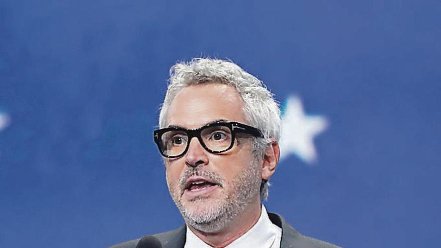 Alfonso Cuarón, tras recoger uno de los premios. // Reuters