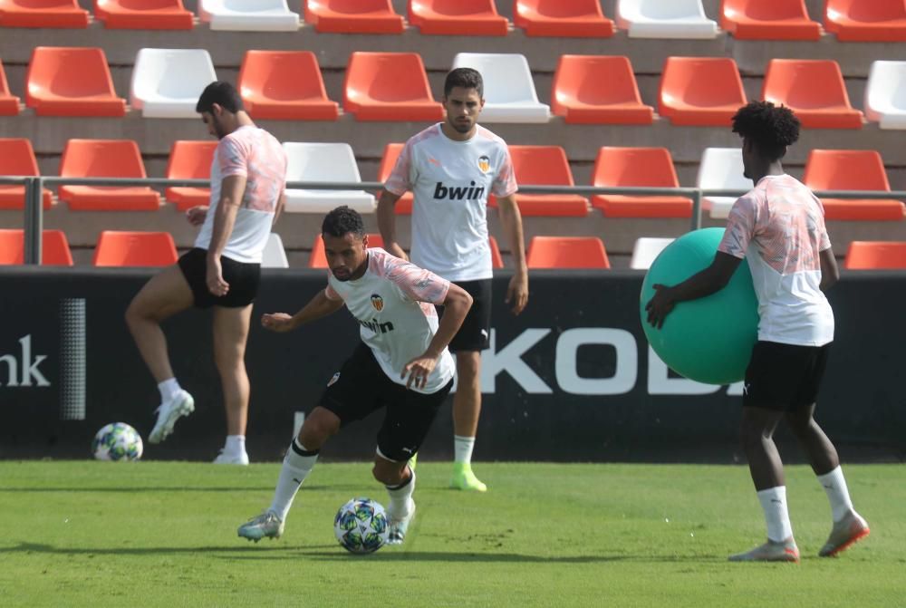 Anil Murthy, atento al entrenamiento del Valencia