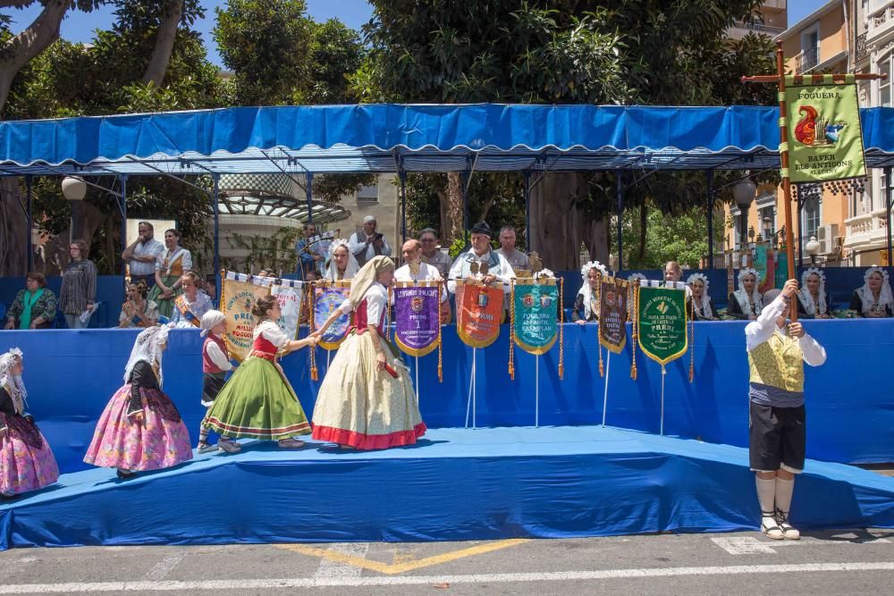 El Desfile de Entrega de Premios culmina con la entrega de más de 600 galardones a hogueras y barracas