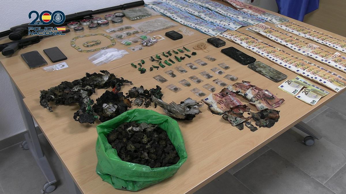 Droga y dineros quemados en la chimenea, intervenidos por la Policía