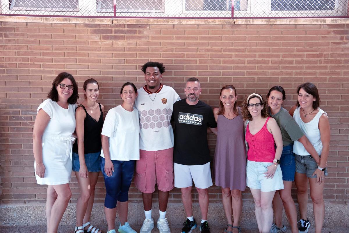 Luis Cortes con los docentes del CEIP de Burjassot.