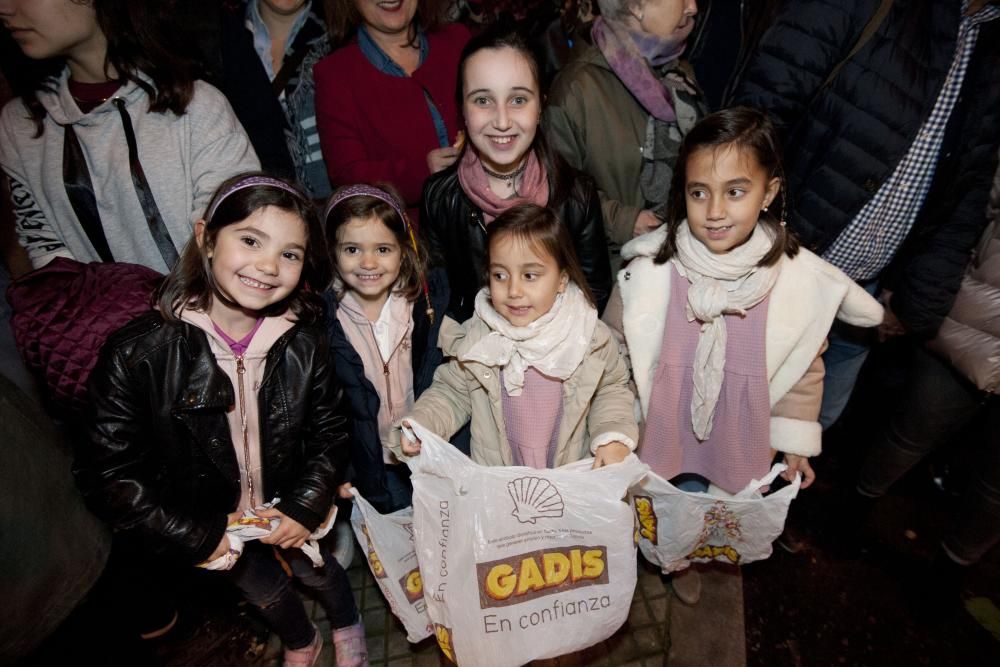 Melchor, Gaspar y Baltasar han recorrido los barrios de la ciudad con sus 13 carrozas y un total de 464 figurantes.