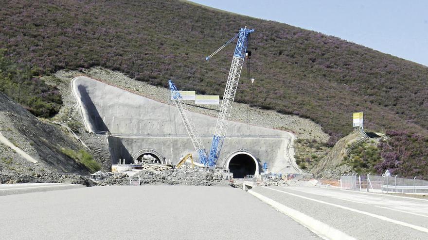 Obras del AVE a su paso por Ourense. // Jesús Regal