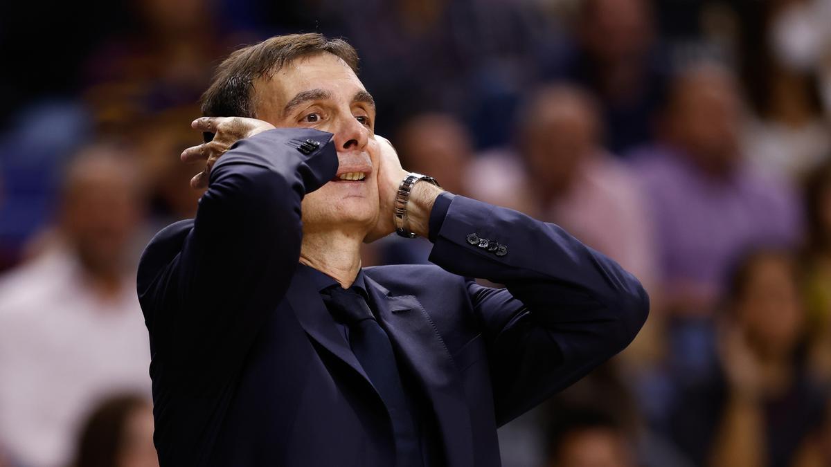 Archivo - Georgios Bartzokas, head coach of Monbus Obradoiro, laments during the Turkish Airlines EuroLeague, Regular Season, basketball match played between Real Madrid Baloncesto and Olympiacos Piraeus at Wizink Center