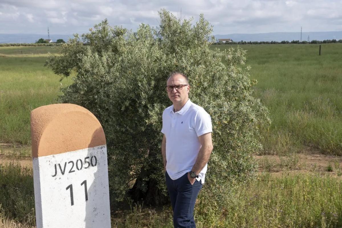 Rafael Alcalá, junto a un campo donde se instalará un parque solar