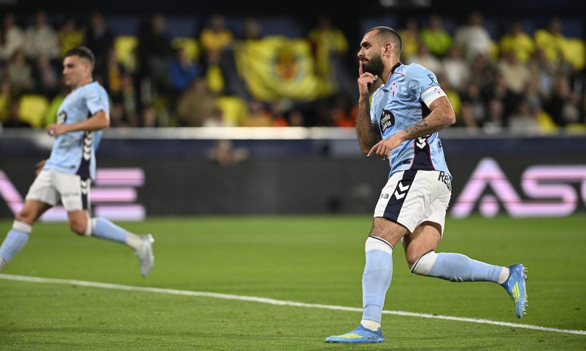 Borja Iglesias manda callar a la afición del Villarreal tras anotar el gol de penalti. | EFE / ANDREU ESTEBAN