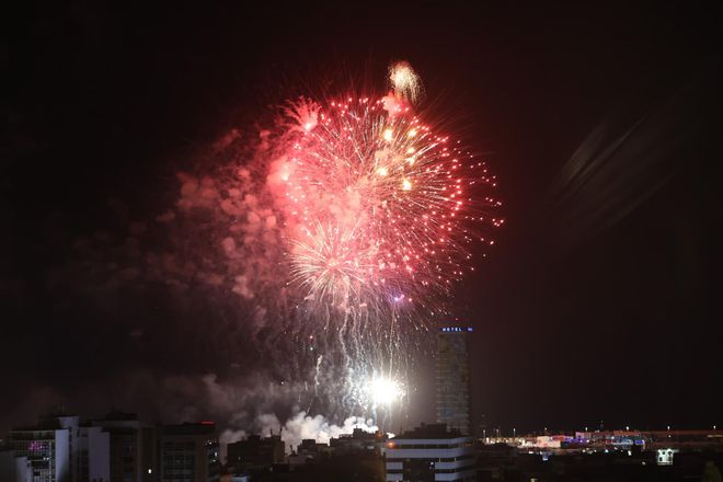 Así han sido los fuegos artificiales de la pirotecnia Gironina desde el Castillo de San Fernando en Alicante