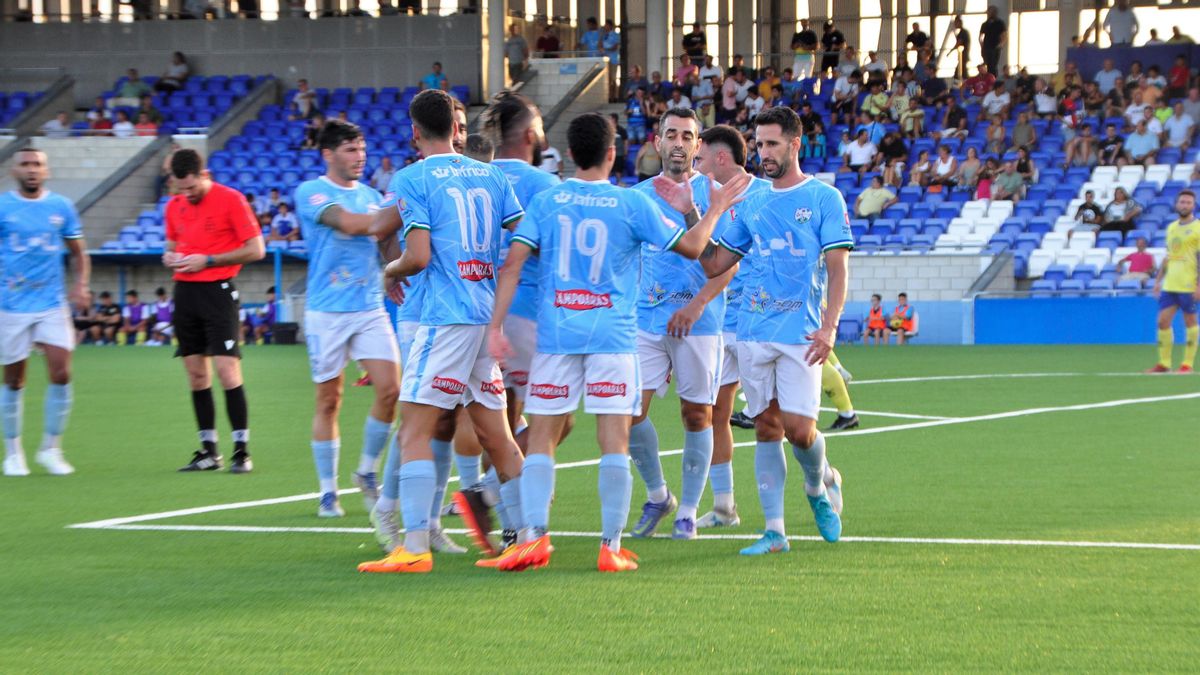Los jugadores del Ciudad de Lucena festejan uno de los goles ante el Conil.