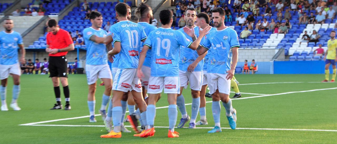 Los jugadores del Ciudad de Lucena festejan uno de los goles ante el Conil.