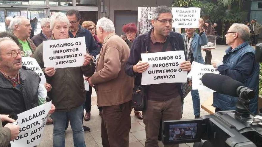 Miembros de la asociación de Teis, ayer, en la entrega de firmas en el ayuntamiento. // FdV