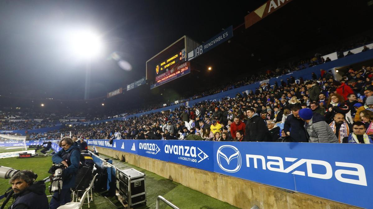 Aficionados en La Romareda esta temporada en la grada del Gol Sur, la primera que se derribará.